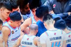 世预赛赛程吃紧，山东男篮训练课后刷新队史纪录，赛场秩序良好，球队文化被再次提及的简单介绍