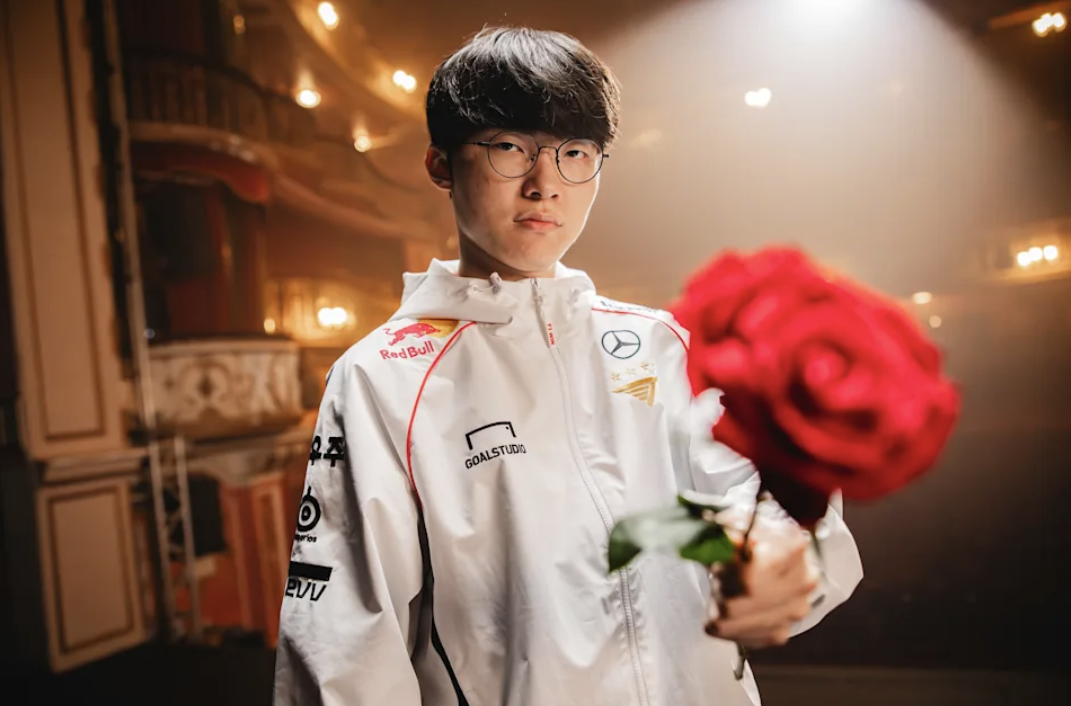 关于Faker回归赛场,回归赛场首场状态亮眼,公牛观众沸腾!的信息 关于Faker回归赛场,回归赛场首场状态亮眼,公牛观众沸腾!的信息