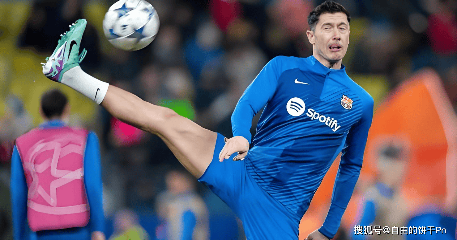 莱万多夫斯基迎来十赛季高光表现，中国队球迷沸腾！的简单介绍